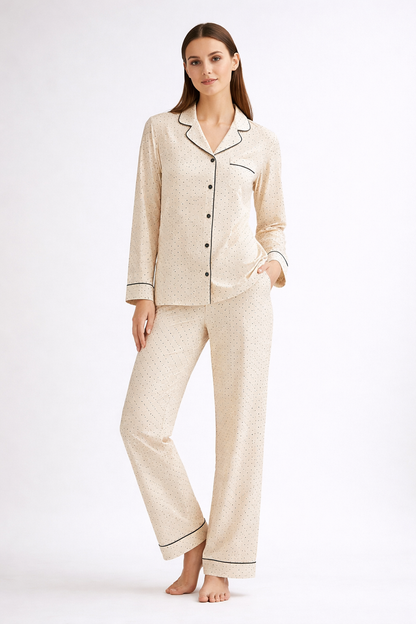 Beige pyjamassæt med prikker og kontrastkanter