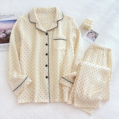 Beige pyjamassæt med prikker og kontrastkanter