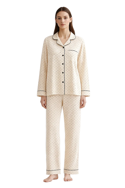 Beige pyjamassæt med prikker og kontrastkanter