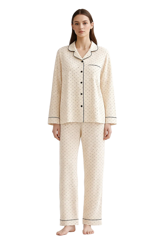 Beige pyjamassæt med prikker og kontrastkanter