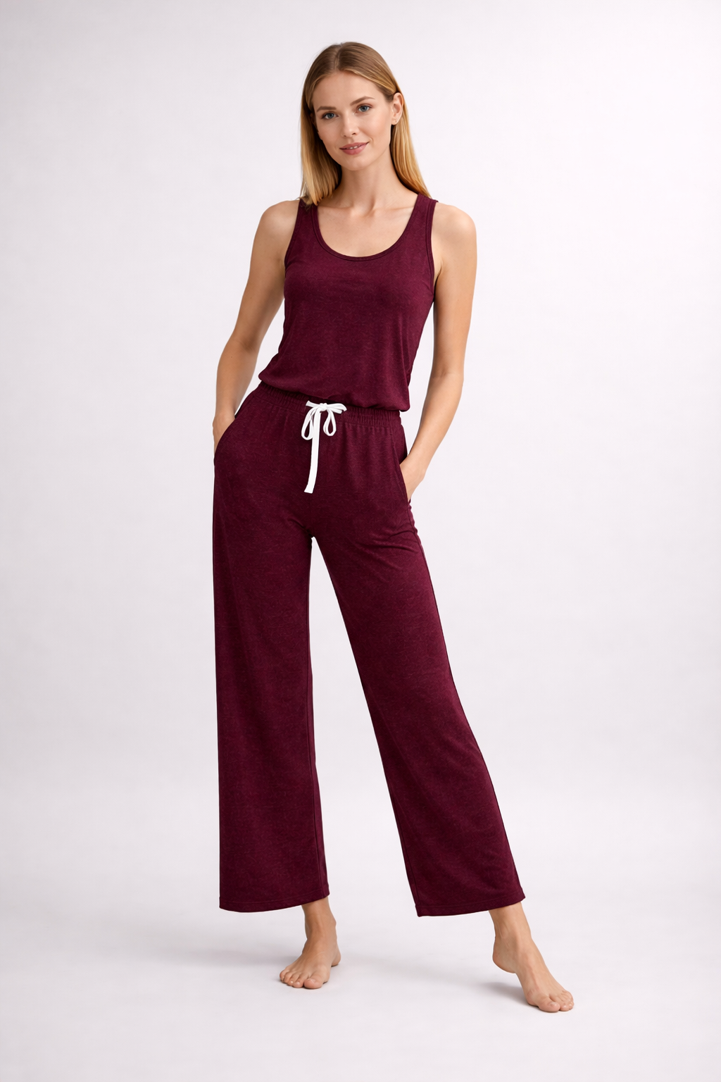Bordeaux jumpsuit med snøre i taljen og brede ben