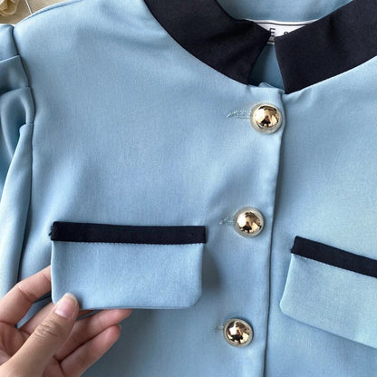 Lyseblåt sæt med kort top og lang nederdel